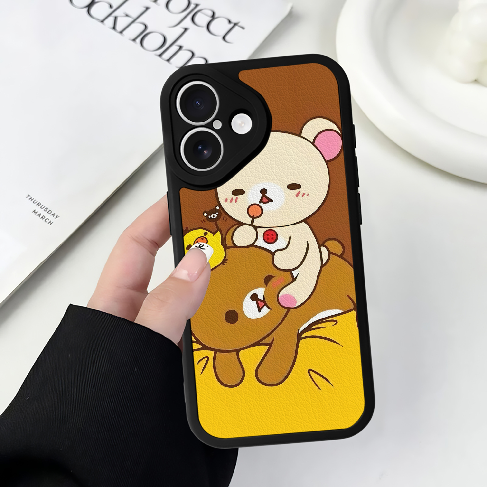 （画像用） リラックマ リラックマ キイロイトリ Rilakkuma Korilakkuma Kiiroitori 【iPhone 16シリーズ対応】シリコンスマホケース（レザー調） 材質：シリコン